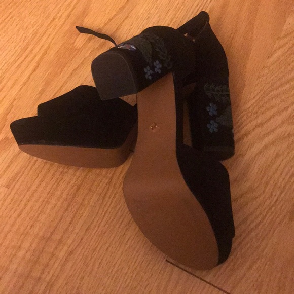 Shoes - Picture 4 of 6